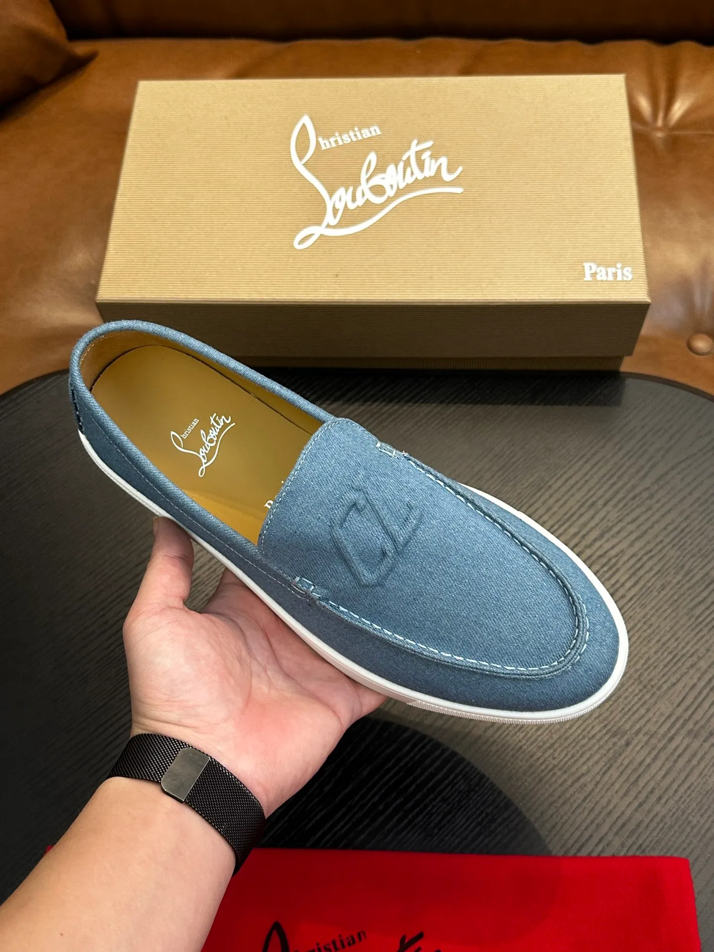 P760💰Christian Louboutin (red-soled shoes) Italian men’s casual sneakers are shipped! Each pair of shoes from this Italian handmade shoe brand has a simple and classic design, which is very comfortable and versatile! The upper fabric of this shoe is made of imported cowhide, with high-end and comfortable cowhide lining! The outsole is made of original rubber bottom sheets and is lined with cowhide! Brand-specific molded footbed, exclusive private mold control! Original box packaging, with shoe storage bag! 39 40 41 42 43 44 (38 45 46 customized)